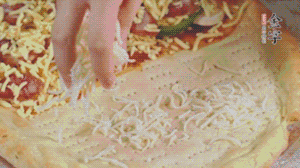 另一半铺上马苏里拉奶酪碎、榴莲泥。