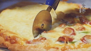 最后都撒上一层马苏里拉奶酪碎，烤箱180度预热10分钟后，放入披萨烤10分钟即可。