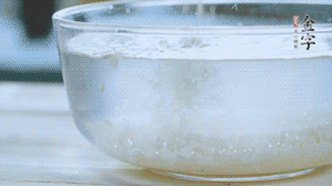糯米和大米按1:4的比例，提前用水泡上一晚上备用。用时加少许老抽调色。