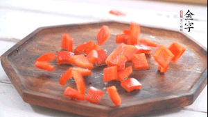 红椒洗净切丁，大蒜叶洗净切段。
