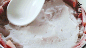 将香芋碾成香芋泥，铺上冰糖和泡软的莲子。