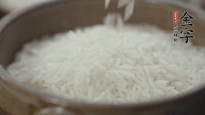 米淘洗净后，加水放入煲中煮开。