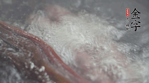 金字香肠和金字腊肉沸水煮5分钟，捞出放入沸腾的米饭中。