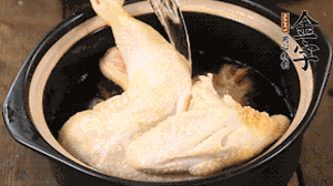 处理好干净的鸡冷水入锅，加黄酒、姜片焯水。