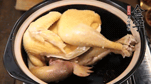 焯好的鸡重新入锅，加金字火腿片、加板栗、姜片、木耳慢炖1小时。