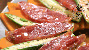 将酱汁淋在秋葵底部，上锅蒸15-20分钟即可。