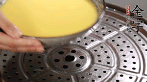 去除鸡蛋液浮沫后，冷水上锅蒸7分钟。