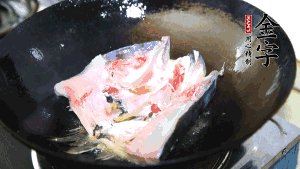 鱼头处理干净后对半切开，入加热油的锅中略煎。
