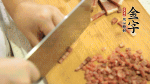 【月饼馅】1．金字火腿切成小丁，上锅/蒸箱蒸熟15-20分钟。