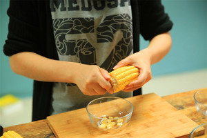 新鲜玉米剥成一粒一粒。