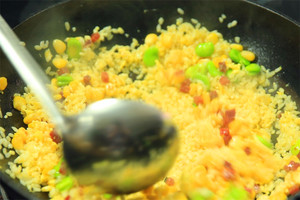 然后加入炒好的食材混合均匀，炒熟即可。出锅前加少许黑胡椒、盐和葱花就可以啦！！！