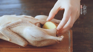 把鸭子拗一个好看的造型，腹内填充姜片、葱段。