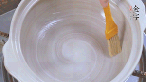煲仔锅内壁涂刷一下食用油，放大米、1.5倍清水大中火煮开。