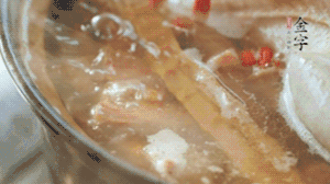 砂锅里放姜片、葱段、火腿片、笋干条，装进砂锅里后加水没过鸭身。