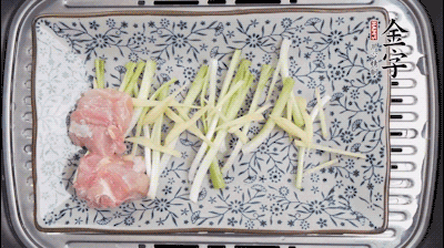 葱白段、姜丝垫底，依次铺上鸡块小香菇、黄花菜、木耳、火腿片。