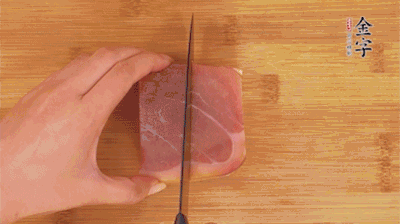金字火腿块切薄片，下锅30秒煸香。