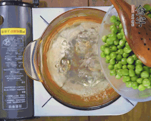 豌豆粒焯水30秒，过凉水。