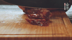 金字麻辣香肠切片。