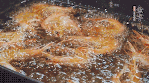 把虾挑虾线处理，锅内油加热至180度，鲜虾炸至金黄后捞出。