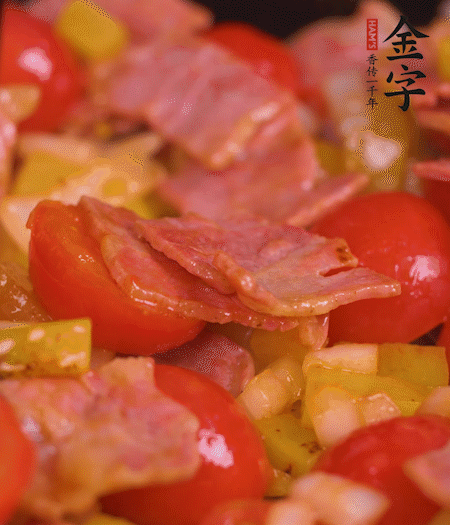 再放入小番茄炒软，调入生抽和盐翻炒均匀。