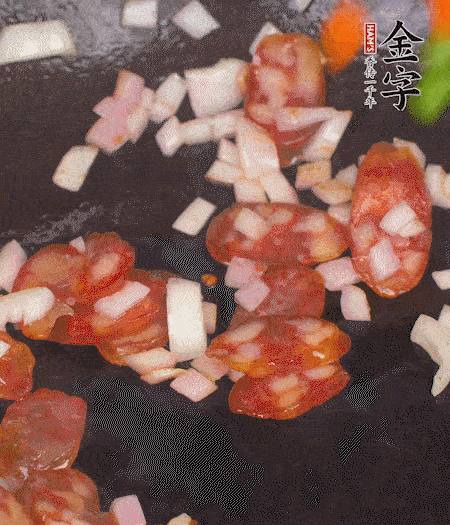 热锅倒油，爆香洋葱，放香肠煸炒出油，再倒入胡萝卜、豌豆、小红椒和干花菇翻炒。