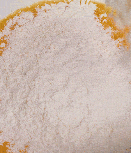 鸡蛋打散，加1勺盐、1/2勺糖搅拌均匀，再加入200g高筋面粉、4g酵母、190ml温牛奶搅拌均匀。
