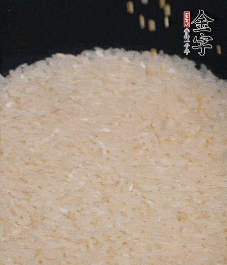 大米和小米一起焖成米饭。