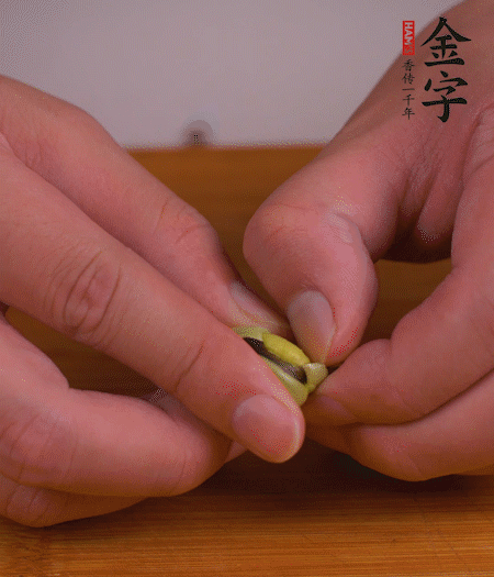 剥出豆粒，顺着豆粒的小开口剥去外皮。