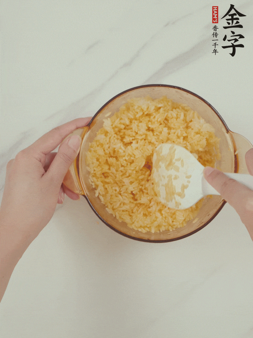 隔夜剩米饭加蛋黄搅拌均匀。