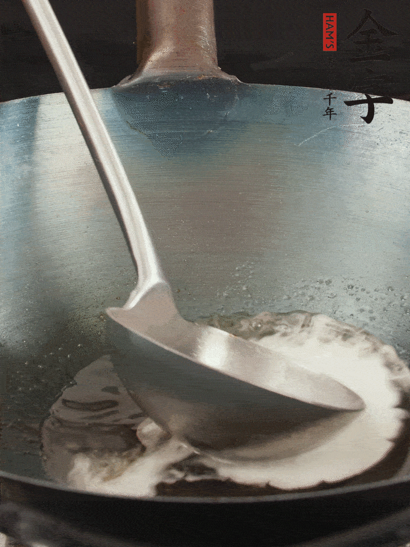 清水调匀的淀粉与蒸好的汤汁慢慢调和，勾一层薄芡浇上。