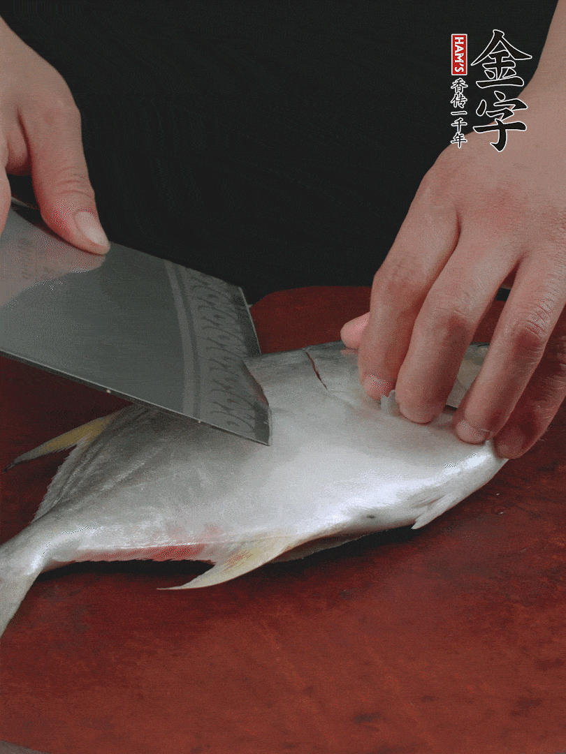 处理干净银鲳鱼1条，表面斜刀切出花刀。
