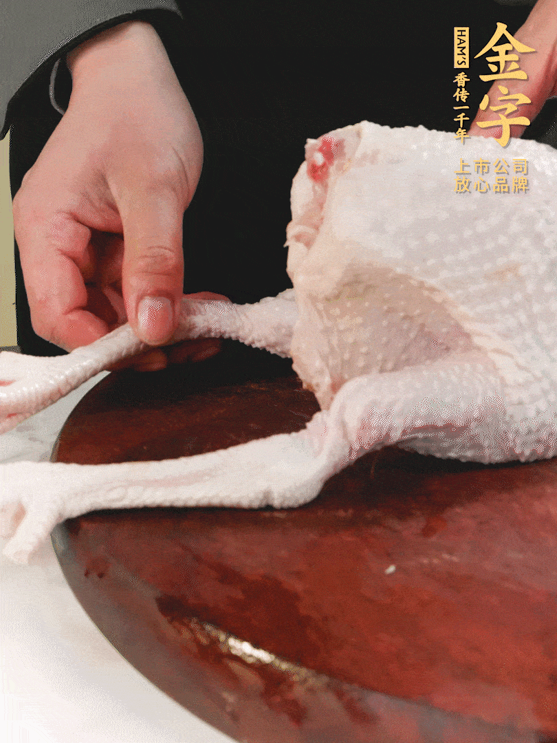 土鸡去掉脚趾、翅尖、鸡屁股，把鸡爪折到腹部，鸡头折到翅膀下面。