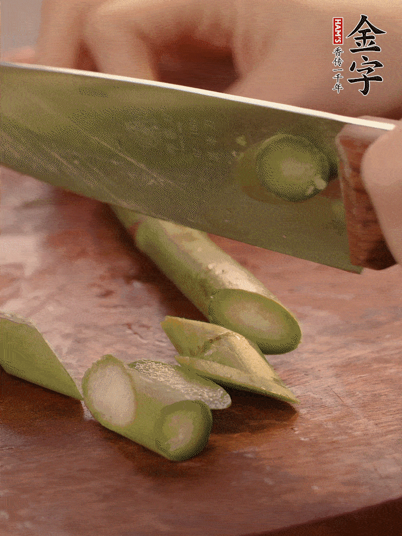 芦笋去掉底部老的部分，斜切成段。白玉菇去掉根部，日本豆腐切成圆厚片。