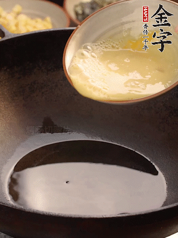 鸡蛋打散成鸡蛋液，热油下锅搅散。