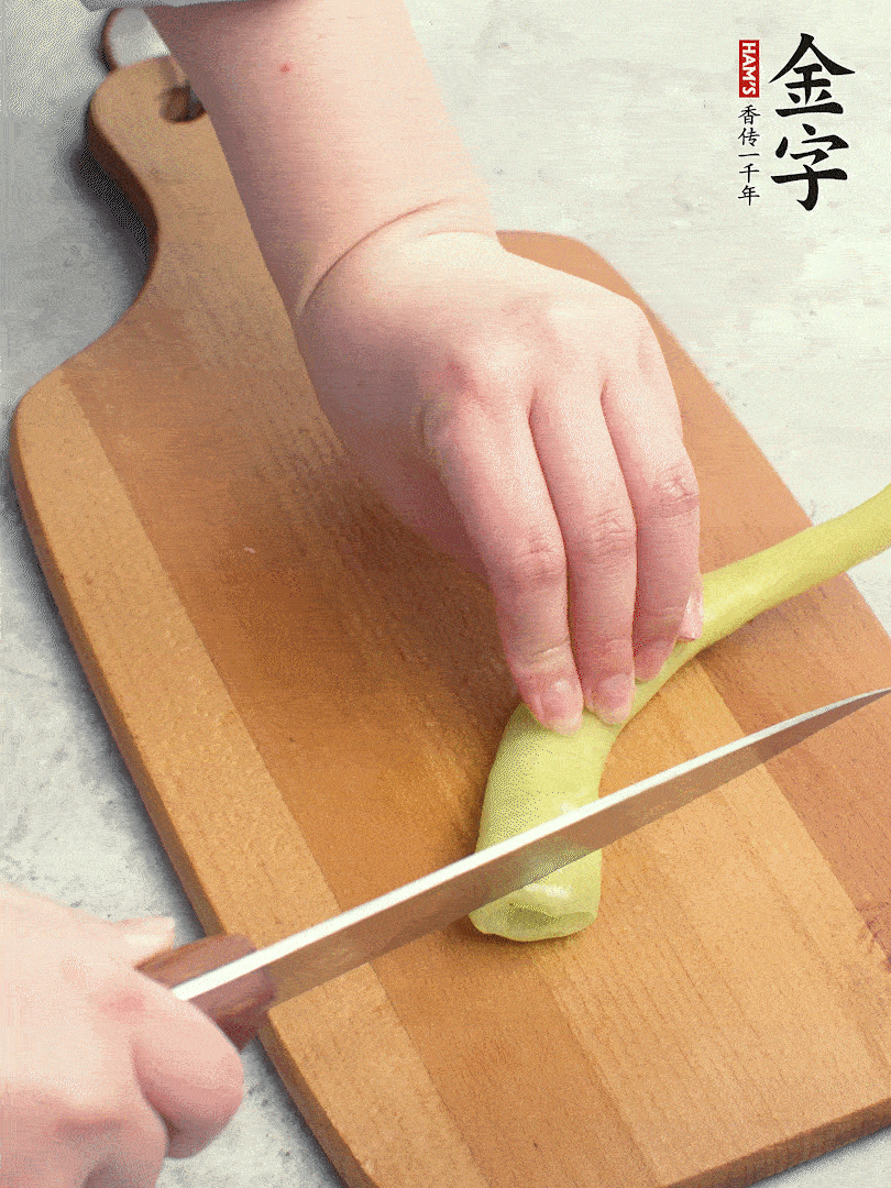 葱切段，姜切丝，辣椒斜切成块。