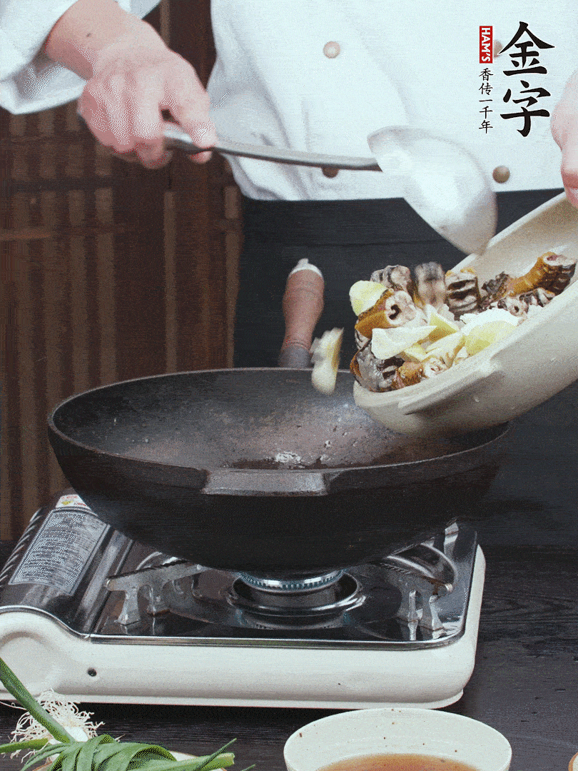 起油锅，爆香姜片，放鳝段、笋块、火腿片翻炒。