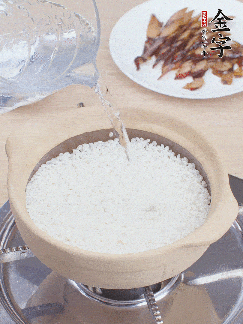砂锅涂抹植物油，放大米，开水没过米1.5cm左右，盖盖中火煮7分钟。
