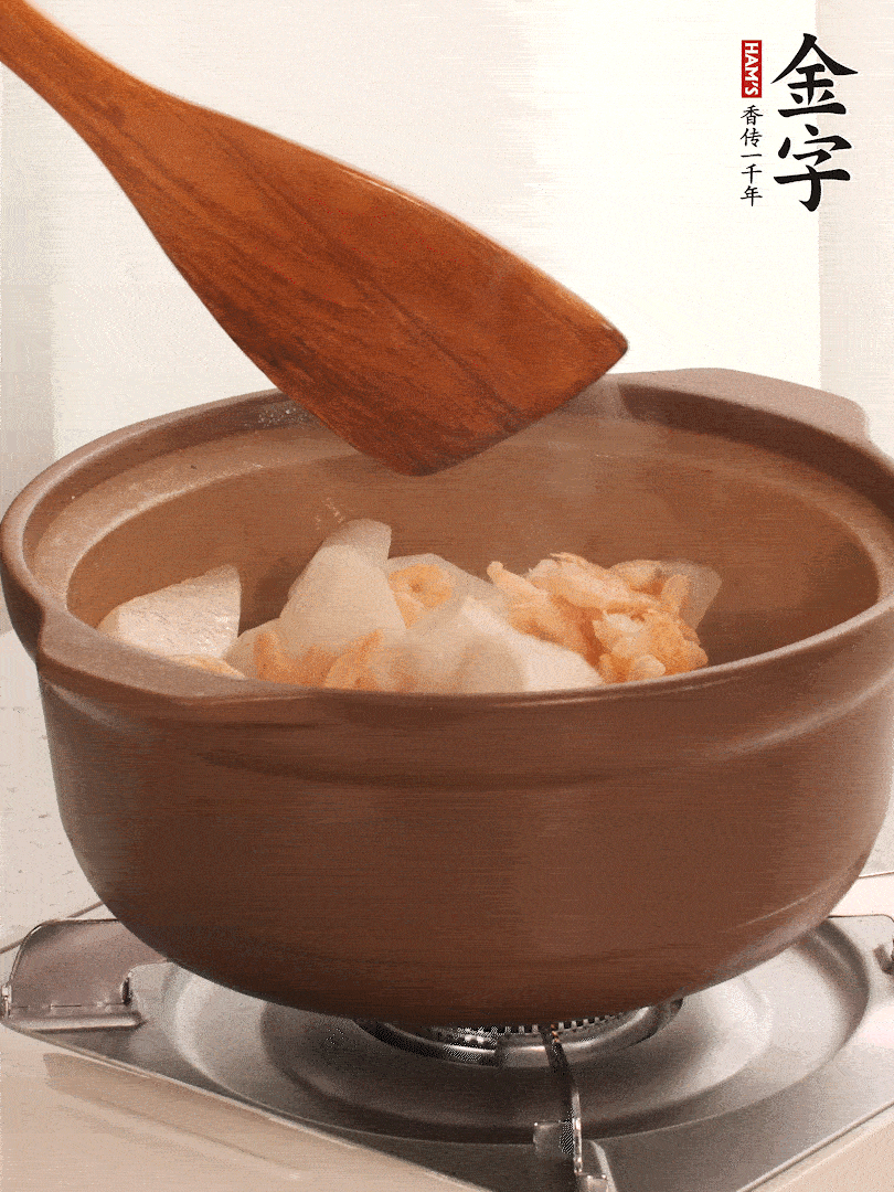放白萝卜、海米煸炒1-2分钟，白萝卜一定要先炒过再炖汤，香味更足。