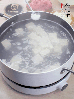 豆腐切成大小均匀正方体，锅内放水，加一点盐焯水10秒。