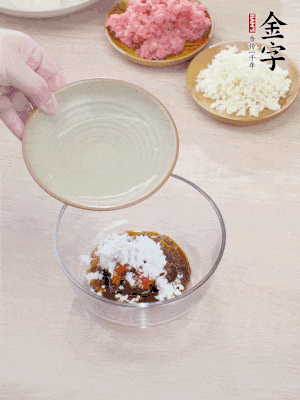 调料汁：金字火腿干贝酱2勺、剁椒1/2勺、生抽1/2勺、淀粉2勺、清水半碗。