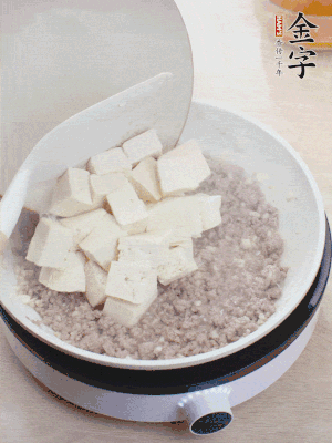 放豆腐翻拌均匀，倒料汁焖煮。