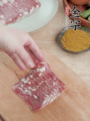 金字培根火腿改刀切小片，红菜椒去籽切丁、洋葱切丝。