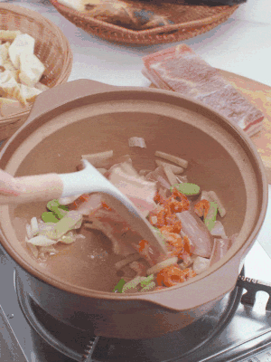 砂锅中倒入油，放入姜片、葱段、咸肉、海米炒出香味。