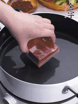金字淡咸肉冷水入锅煮15分钟。