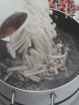 白玉菇改刀焯水30秒。