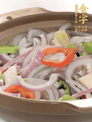 砂锅底铺上香菜，放上料头，再放上焯过水的鲍鱼壳。
