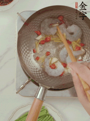 下事先处理干净，用料酒、姜丝腌10分钟的的虾仁翻炒。