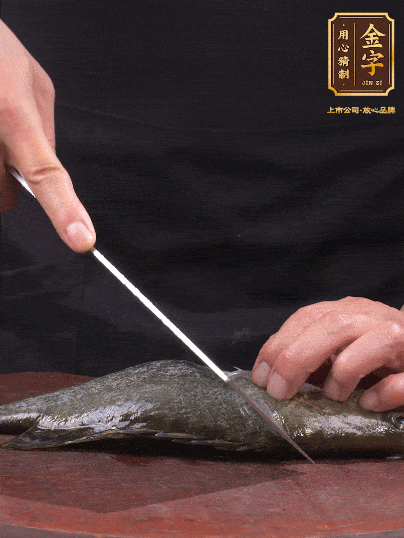处理桂鱼。收拾好的桂鱼在两侧开花刀