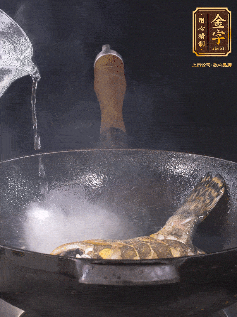 倒入适量食用油，待锅烧热后下桂鱼煎大约2-3分钟至两面金黄（一定要煎透，这样做出来的汤才会比较奶白色）
