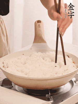 把沥干水分的米饭均匀铺在上面，筷子戳几个洞，以便透气，转小火盖上盖子焖至水分收干，大概10分钟。